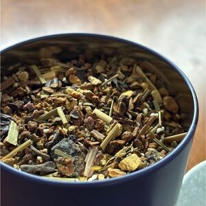 Davidstea tin filled with teavana Oprah chai loose leaf tea.